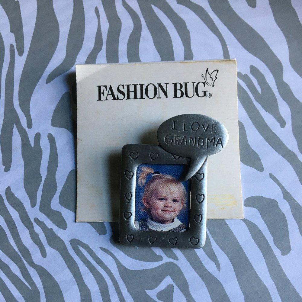 "I LOVE GRANDMA"  METAL  BROOCH PIN
